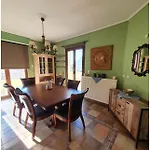 Peaceful Location Ideal For Families Or Group Close To Beautiful Beaches *