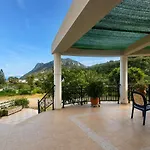 Peaceful Retreat - With Patio & Views 别墅 克法洛斯