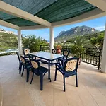 Peaceful Retreat - With Patio & Views 别墅