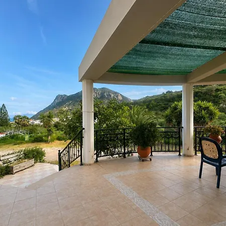 Peaceful Retreat - With Patio & Views ヴィラ Kéfalos