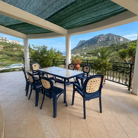 Peaceful Retreat - With Patio & Views ヴィラ