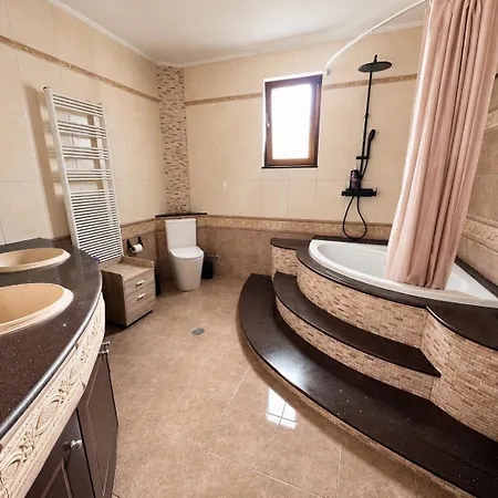 Peaceful Retreat - With Patio Views & Gym Vilă
