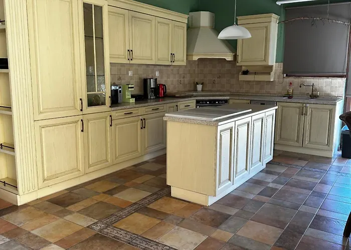 Peaceful Location Ideal For Families Or Group Close To Beautiful Beaches *