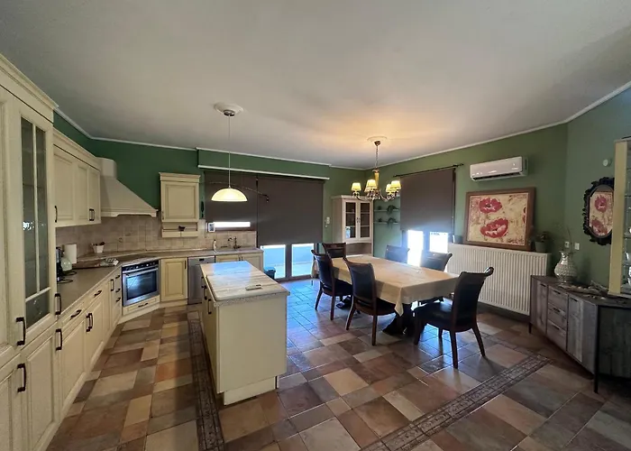 Peaceful Villa Location Ideal For Families Or Group Close To Beautiful Beaches Villa *